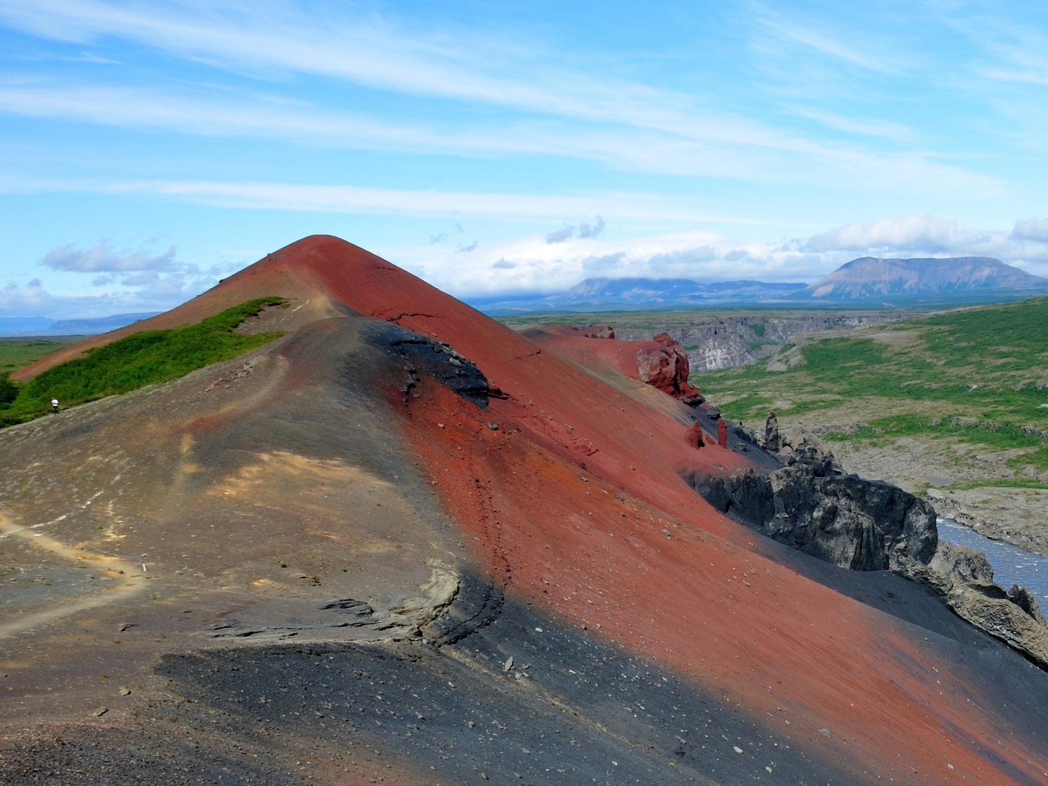 HOELLINGER Sabine - Expo 2017 - Projection 5 - En rouge et noir, dôme volcanique Rauðhólar (Islande)